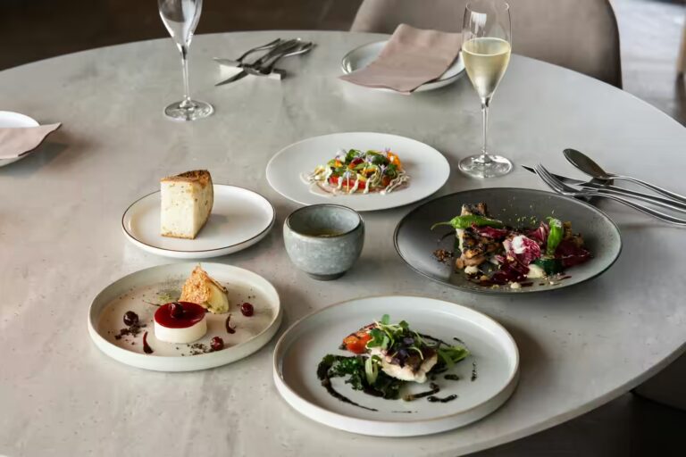Table gastronomique dans un meilleur restaurant à Beloeil, cuisine raffinée et ambiance élégante