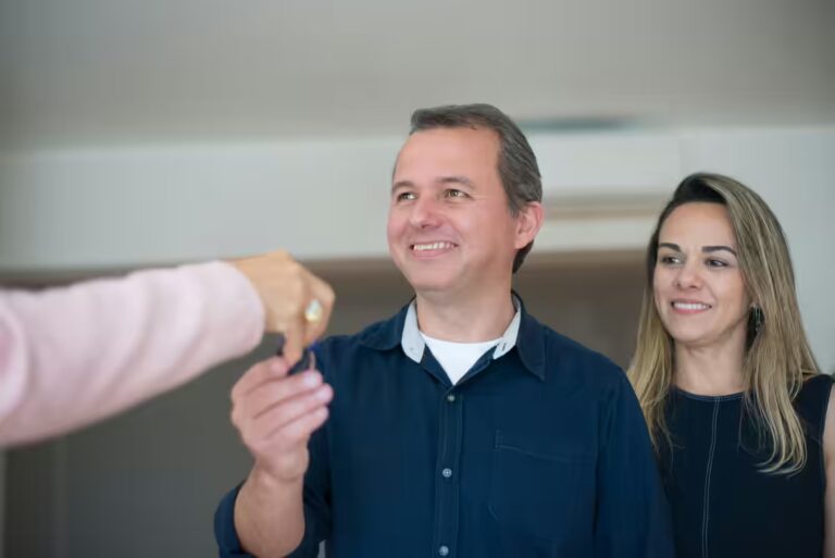 Remise de clés à un premier acheteur à Beloeil après l’achat d’une maison