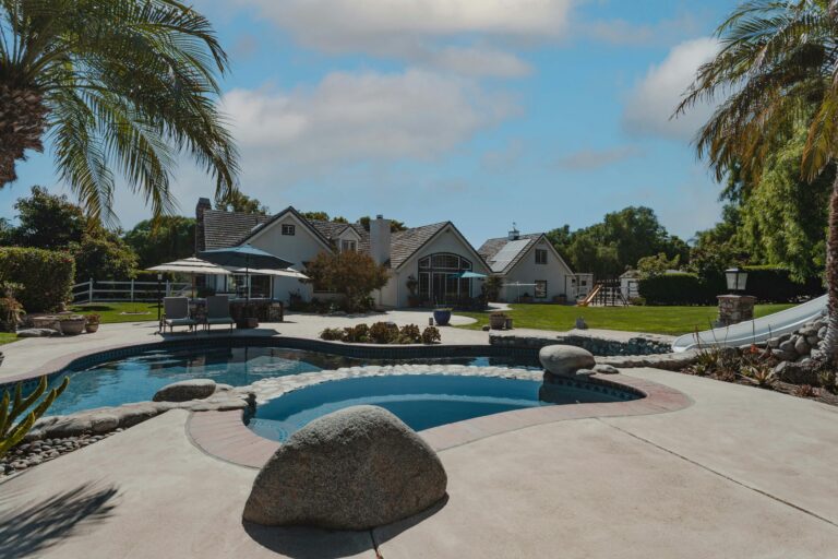 Propriété de luxe avec piscine à Beloeil et Mont-Saint-Hilaire dans un marché immobilier haut de gamme